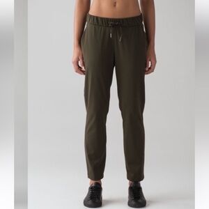 Lululemon On The fly pants, Dark Olive, 7/8 length pants, Size 4, W5ALWS
